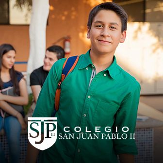 Caso de éxito Colegio San Juan Pablo II: transformación digital educativa Estudiante con camisa verde sonriendo en patio escolar con logotipo del Colegio San Juan Pablo II