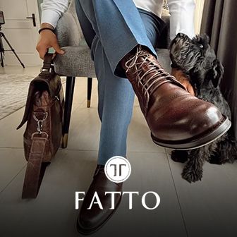 Persona usando botas de cuero Fatto junto a un perro y un maletín en ambiente elegante