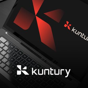 Caso de éxito Kuntury: branding y desarrollo web corporativo Laptop mostrando logotipo de Kuntury en pantalla negra con acentos rojos