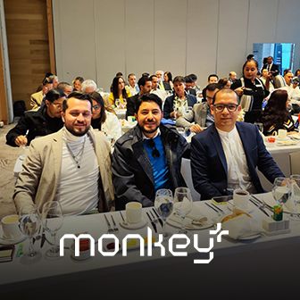Monkey Plus: participación en evento empresarial y networking digital Equipo de Monkey Plus participando en evento corporativo con asistentes en salón de conferencias