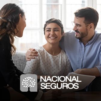 Caso de éxito Nacional Seguros: posicionamiento SEO y estrategia digital Pareja sonriente conversando con asesora en oficina con logotipo de Nacional Seguros