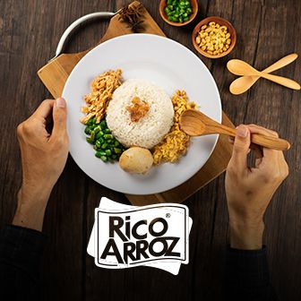 Caso de éxito Rico Arroz: branding y fotografía gastronómica Plato de arroz con acompañamientos sobre mesa de madera visto desde arriba
