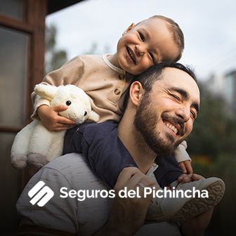 Caso de éxito Seguros del Pichincha: ecosistema digital para seguros de vida y salud Padre sonriendo con su hijo pequeño sobre los hombros sosteniendo un peluche, logotipo de Seguros del Pichincha