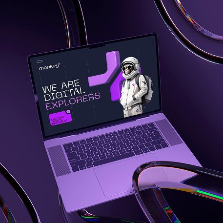 Enfoque publicitario orientado a resultados Profesional revisando panel de campañas publicitarias en laptop