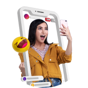 Joven influencer transmitiendo en vivo con apoyo de agencia de marketing digital