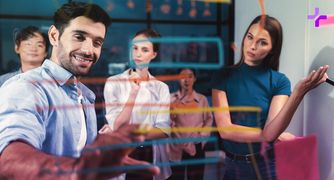 Brief creativo y publicitario Equipo creativo analizando un brief de campaña publicitaria