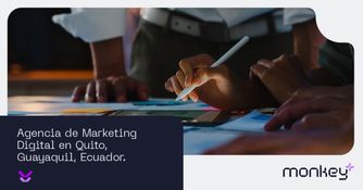 Agencia de marketing digital en Quito y Guayaquil, Ecuador Manos trabajando con tablet y papeles durante reunión de estrategia digital