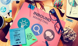 Cómo aumentar el tráfico web de manera sostenible Mano girando perilla con indicador en nivel alto de tráfico web