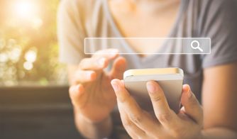 Automatización de procesos de marketing digital Ilustración de engranajes y herramientas digitales conectadas