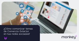 Cómo comunicar temas de comercio exterior en redes sociales Persona usando celular y laptop con iconos de redes sociales emergiendo en la pantalla