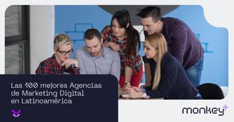 Compras online seguras desde casa con tarjeta y laptop Pareja realizando una compra online con tarjeta de crédito