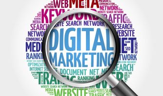 Conceptos esenciales de marketing digital Lupa sobre un fondo con palabras relacionadas a marketing digital