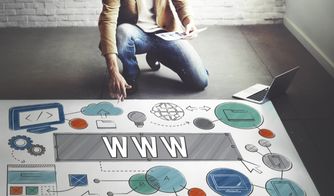 Desarrollo de sitios web modernos y escalables Hombre trabajando en un esquema de desarrollo web sobre un papel grande
