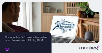 Trabajo colaborativo en proyectos de marketing digital Equipo de personas trabajando en mesa con laptops y documentos