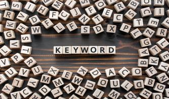 Estrategias de palabras clave para mejorar tu SEO Bloques de madera formando la palabra keyword entre letras desordenadas