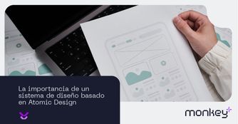 La importancia de un sistema de diseño basado en Atomic Design Persona revisando wireframes impresos sobre un teclado de laptop
