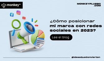 Cómo posicionar mi marca con redes sociales en 2023 Laptop con megáfono digital y logos de redes sociales volando alrededor