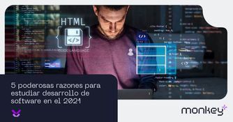 5 poderosas razones para estudiar desarrollo de software en el 2021 Hombre programando con código HTML proyectado en la pantalla