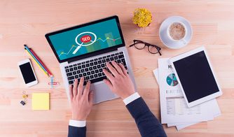 Optimización SEO con agencia de marketing digital Análisis SEO en computadora portátil