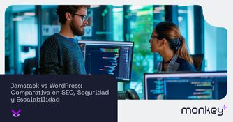 Sitios web con arquitectura Jamstack vs Wordpress Ilustración de mono digital de Monkey Plus sosteniendo tablet frente a fondo morado
