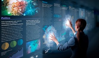 Tecnología interactiva aplicada al marketing digital Ejecutiva interactuando con panel de información digital