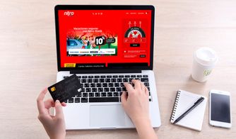 Tendencias en diseño web que marcarán los próximos años Persona diseñando estructura de una página web con post-its y dibujos en pizarra