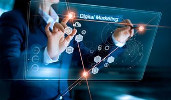 Transformación digital en estrategias de marketing Ejecutiva usando pantalla digital interactiva con íconos de marketing