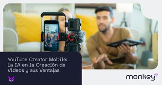 YouTube Creator Mobile: la IA en la creación de videos y sus ventajas Hombre y mujer grabando un video con smartphone montado en trípode y micrófono