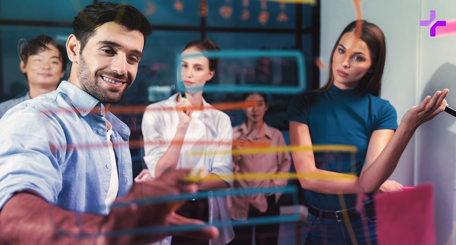 Brief creativo y publicitario Equipo creativo analizando un brief de campaña publicitaria