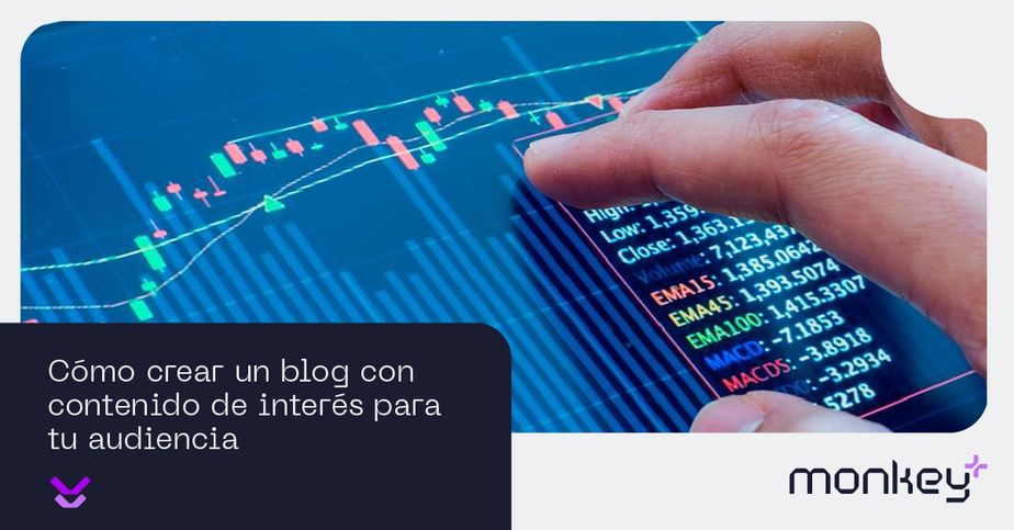 Mano revisando gráficas y velas en una tablet