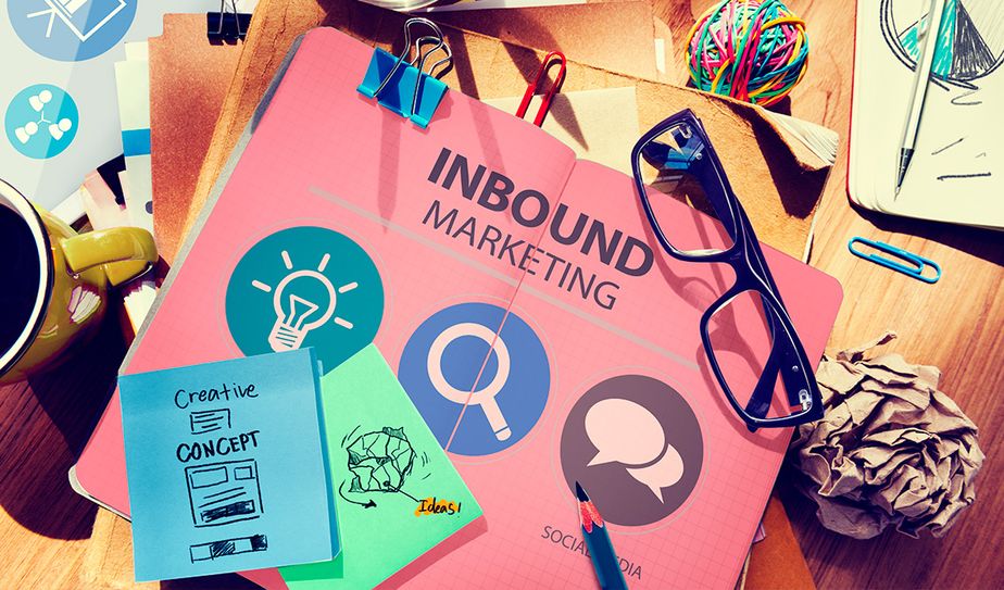 Mano girando perilla con indicador en nivel alto de tráfico web