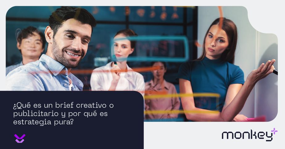 Ejecutivos revisando un brief creativo en una reunión de marketing