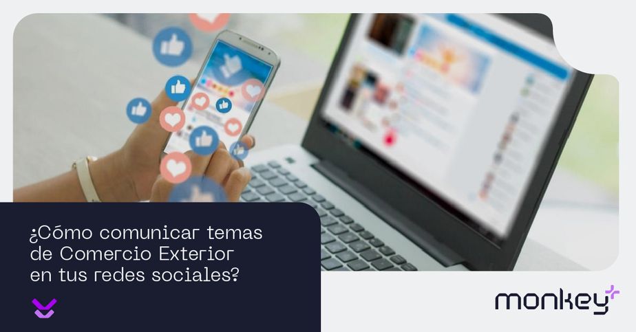 Persona usando celular y laptop con iconos de redes sociales emergiendo en la pantalla