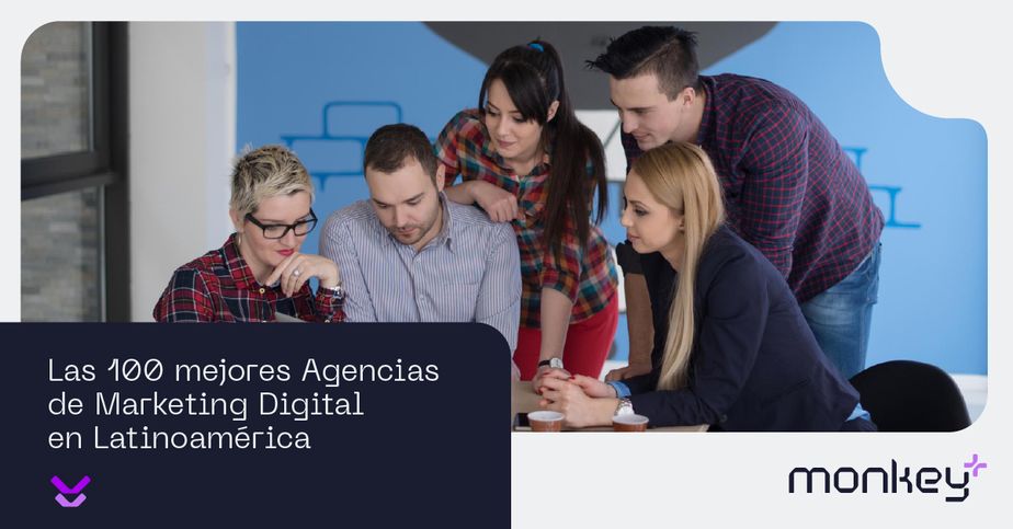 Pareja realizando una compra online con tarjeta de crédito