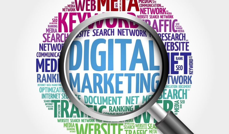 Lupa sobre un fondo con palabras relacionadas a marketing digital