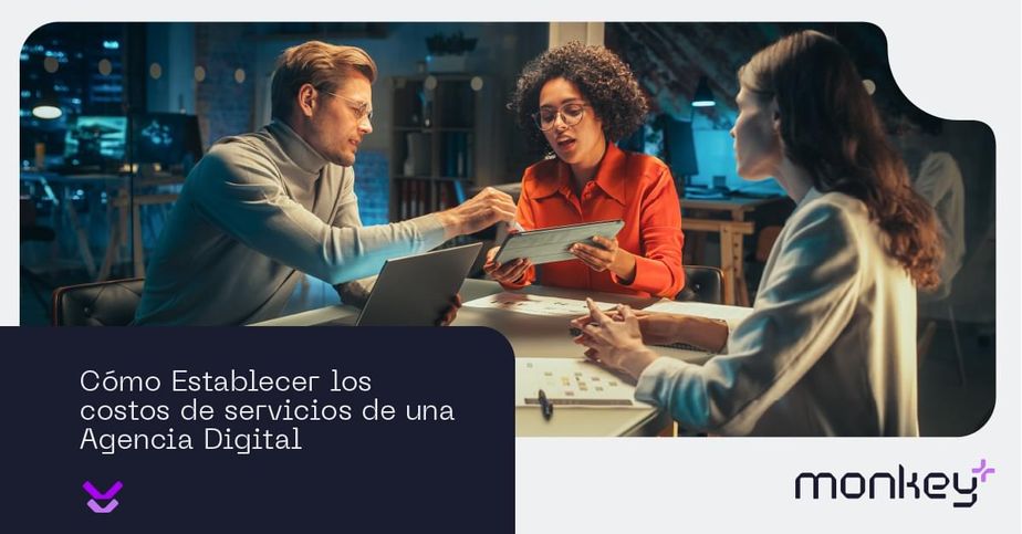 Equipo de trabajo en reunión analizando estrategias con laptop y tablet en oficina moderna