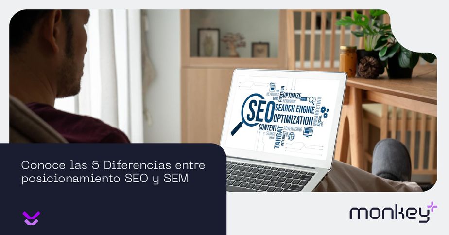 Equipo de personas trabajando en mesa con laptops y documentos