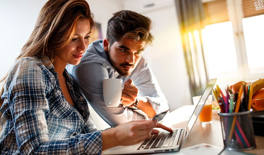 Mesa con cuaderno de inbound marketing y notas de creatividad