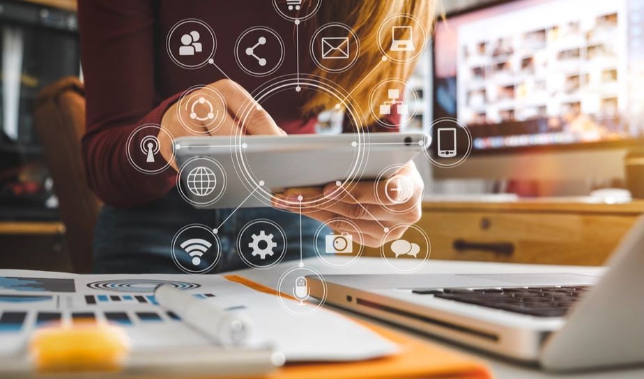 Ejecutiva presentando estrategias de marketing digital frente a un equipo