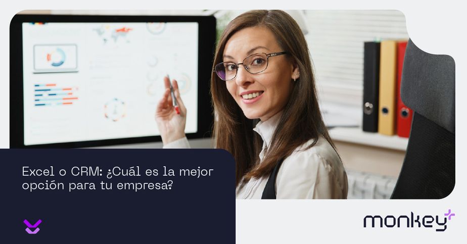 Persona señalando pantalla digital con íconos de usuarios y conexiones virtuales