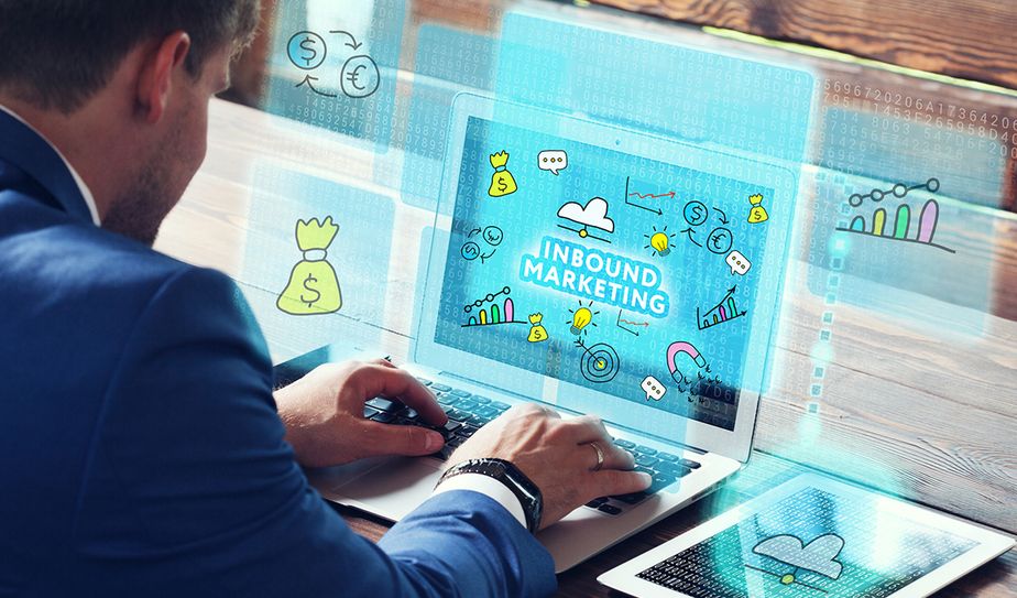 Profesional usando un portátil con interfaz de inbound marketing en pantalla