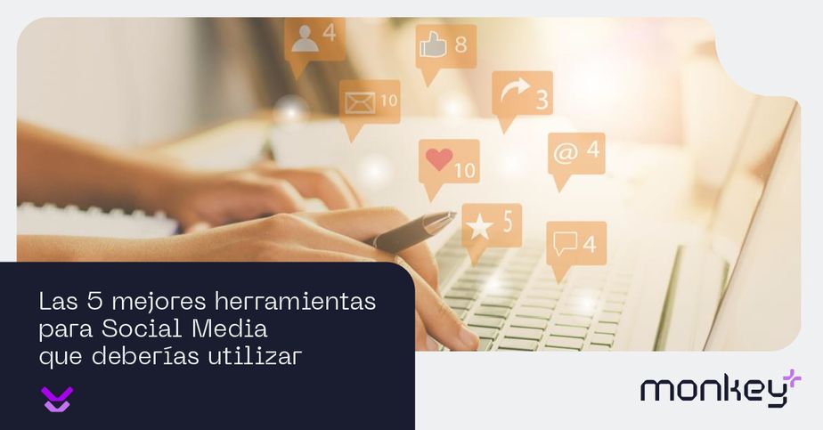 Persona escribiendo en laptop con notificaciones de redes sociales flotando