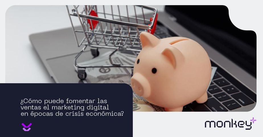 Alcancía de cerdito y carrito de compras sobre teclado de laptop representando economía